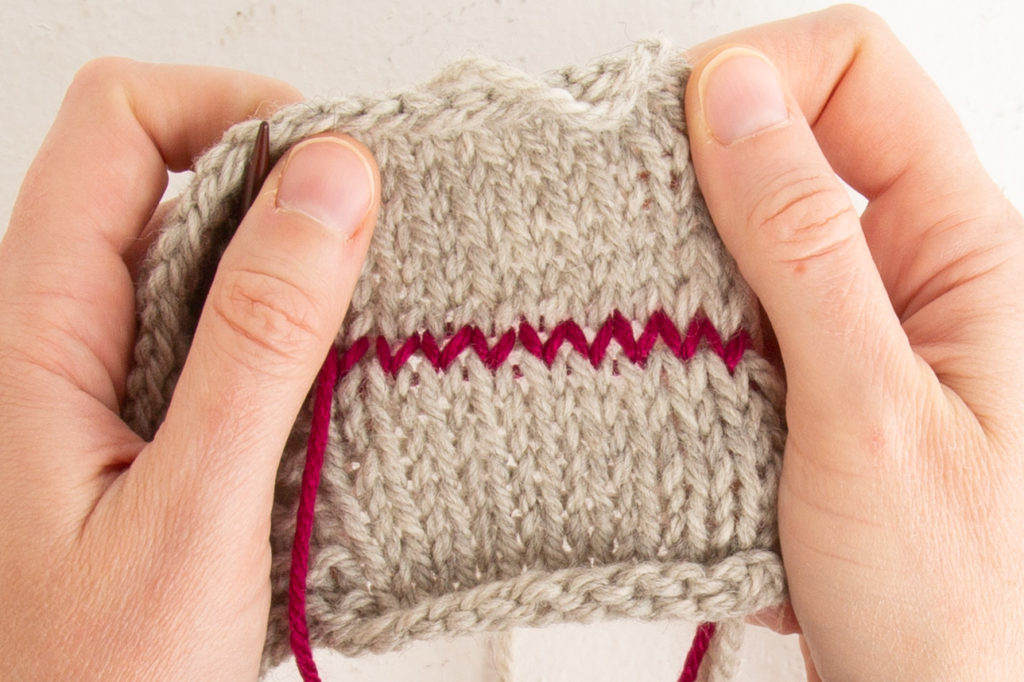 Row of grafted stockinette stitch, done with contrasting color yarn