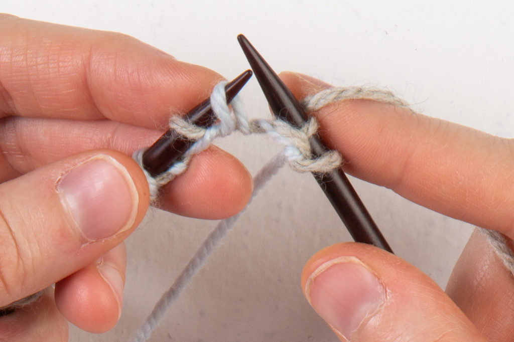  maille suivante à l'aiguille pour la première rangée d'installation, montrant l'orientation torsadée 