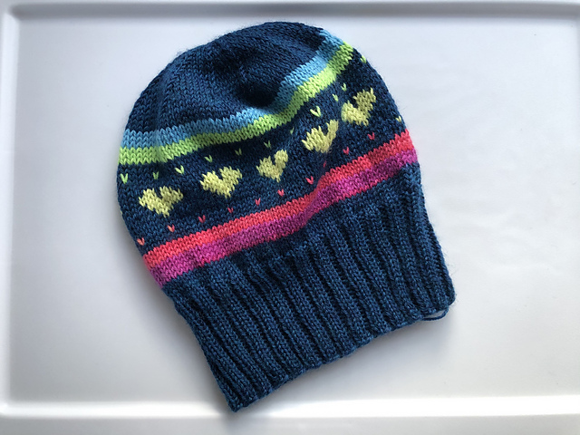 I heart Rainbows knitted hat by ravelry user LaDiDa2u.